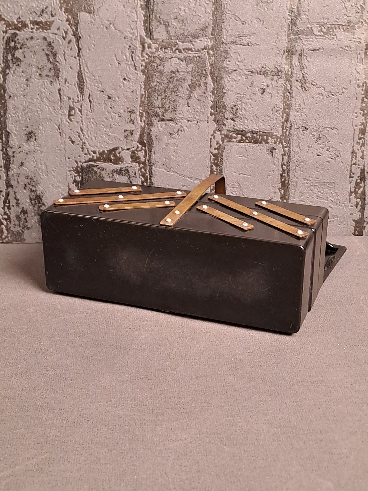 Very Rare Bakelite Sewing Box / Meget Sjældent Bakelit Syskrin 1930erne