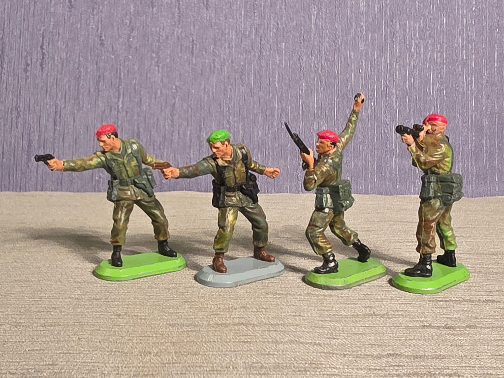 Britains Super Deetail Faldskærmssoldater / Paratroopers Red Barets