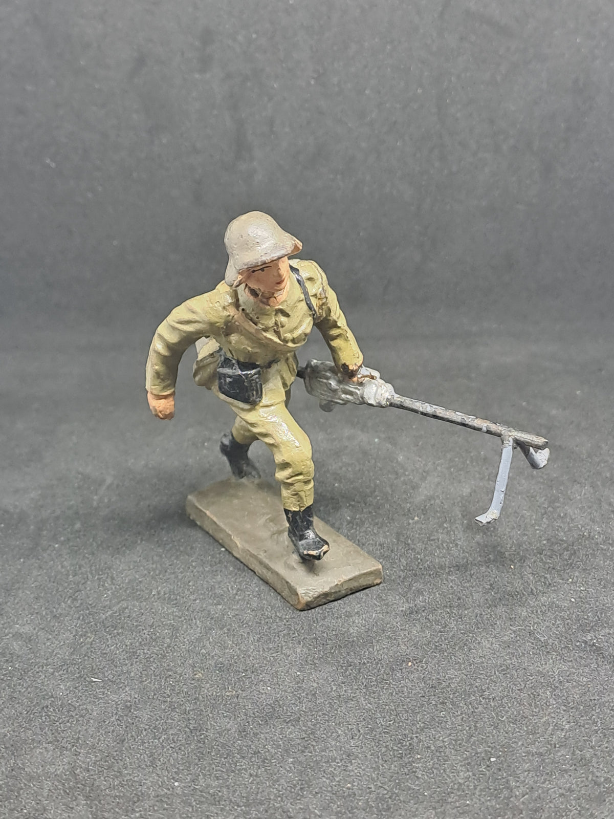 Wehrmacht Soldier w/heavy machine gun