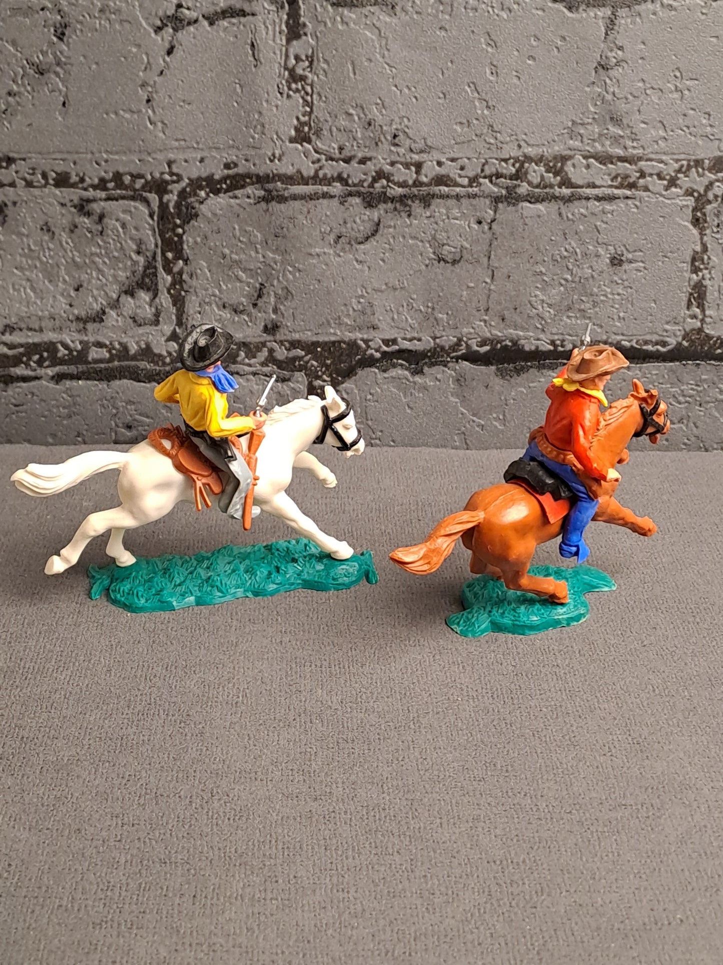 Timpo Toys Cowboys on Horses x2 / Timpo Toys Cowboys på Heste x2