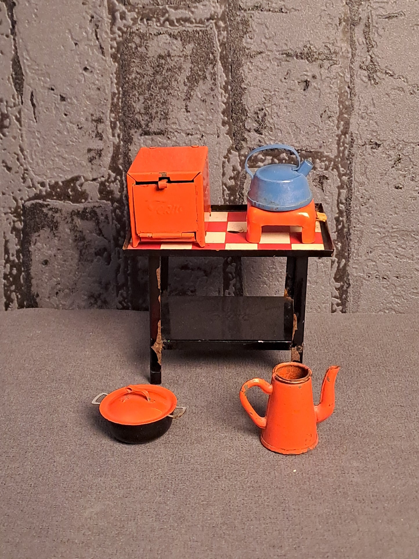 Tekno Denmark Miniature Gas Table and Kitchen Tools / Tekno Danmark Miniature Gasbord og Køkkenredskaber