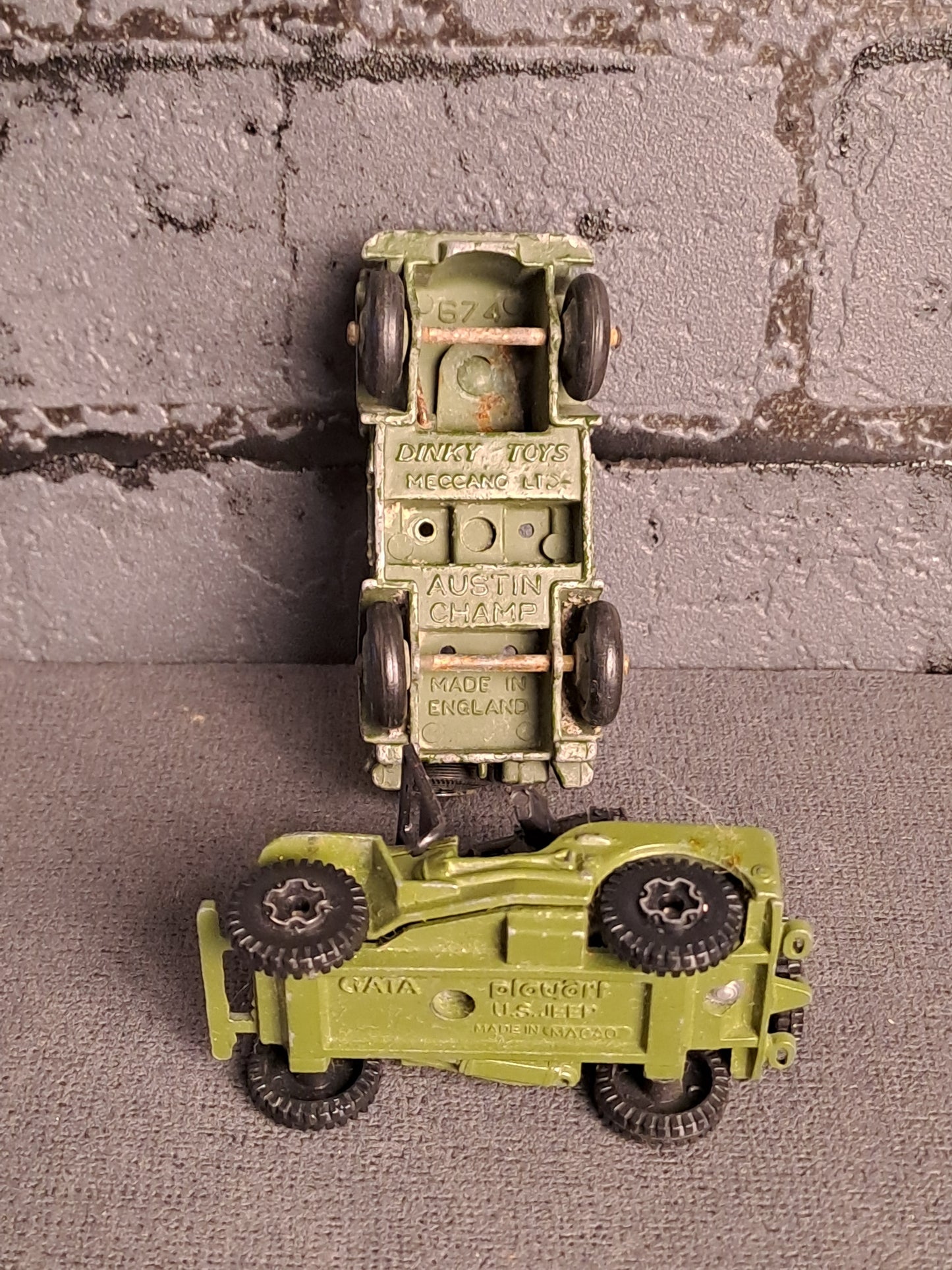 Dinky Toys and Play Art Military x2
