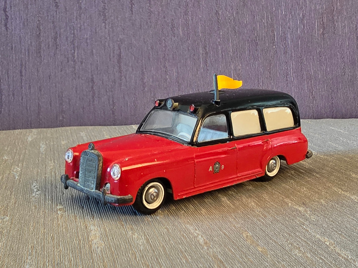 Tekno Mercedes Benz 220s Ambulance