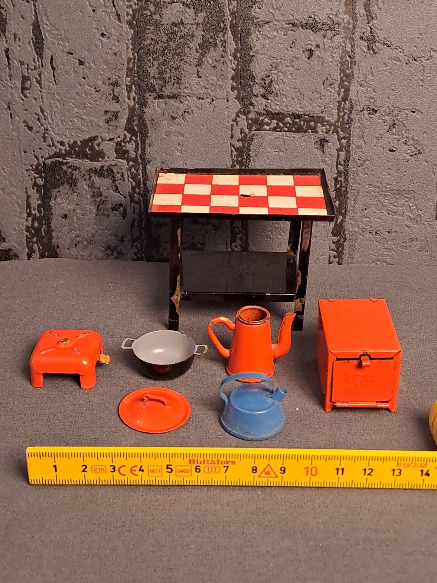 Tekno Denmark Miniature Gas Table and Kitchen Tools / Tekno Danmark Miniature Gasbord og Køkkenredskaber