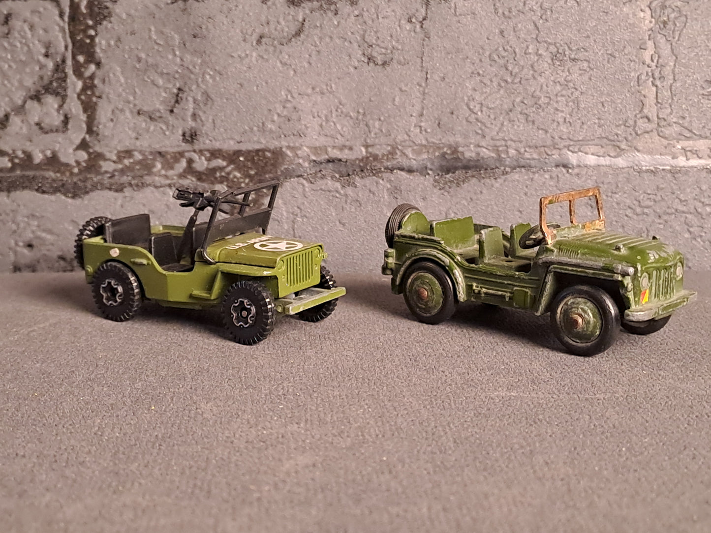 Dinky Toys and Play Art Military x2