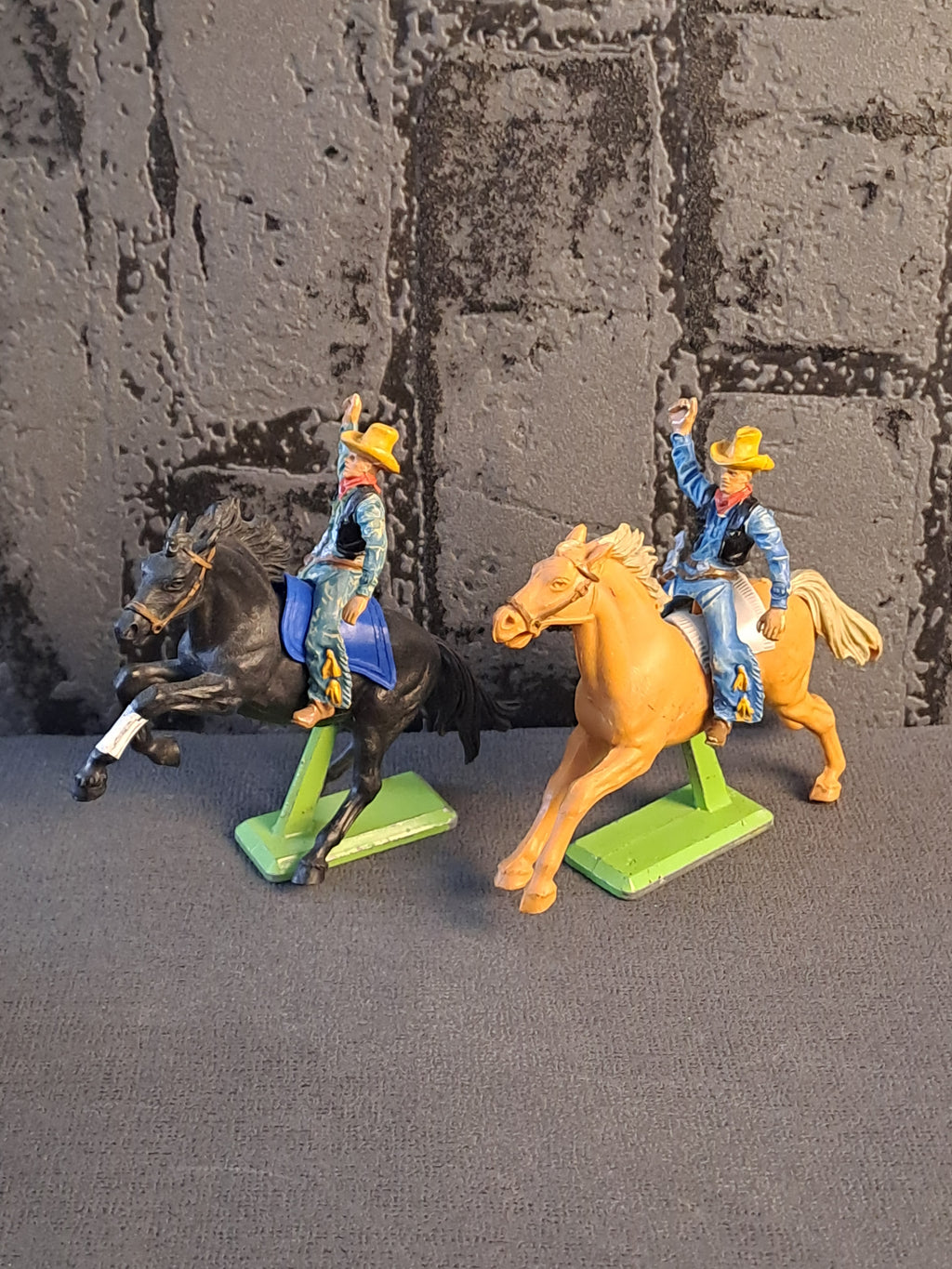 Britains Deetail Cowboys on Horses and More / Britains Deetail Cowboys på Heste og Mere