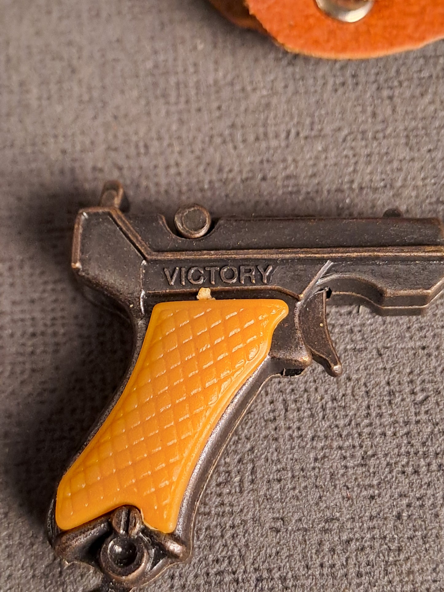 Key Ring Mini Revolver in Holster 1970's / Nøglerings Revolver i Hylster 1970'erne