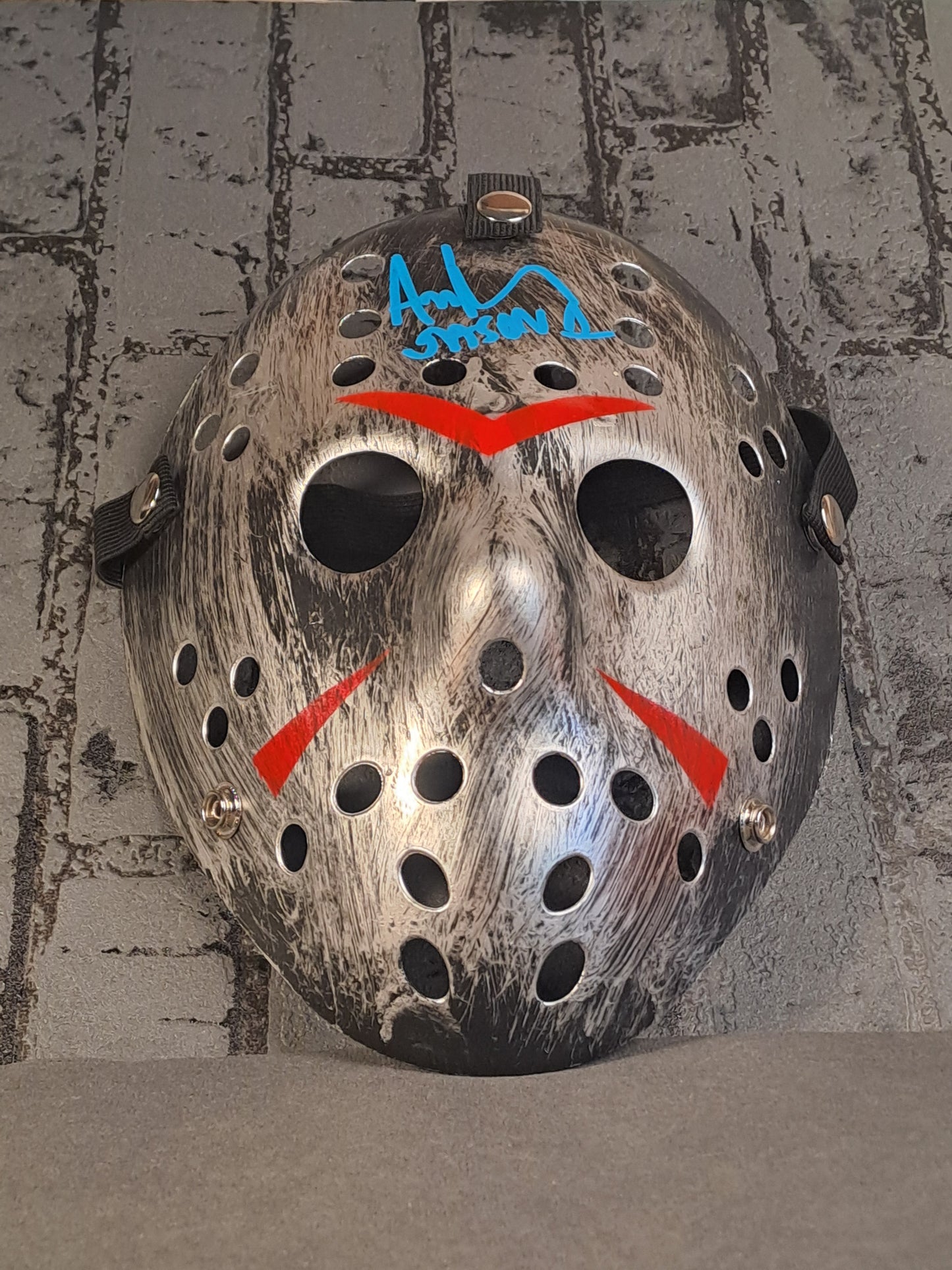 Friday The 13th Silver Ice Hockey Mask with Autograph / Fredag D. 13. Sølvfarvet Ishockey Maske med Autograf