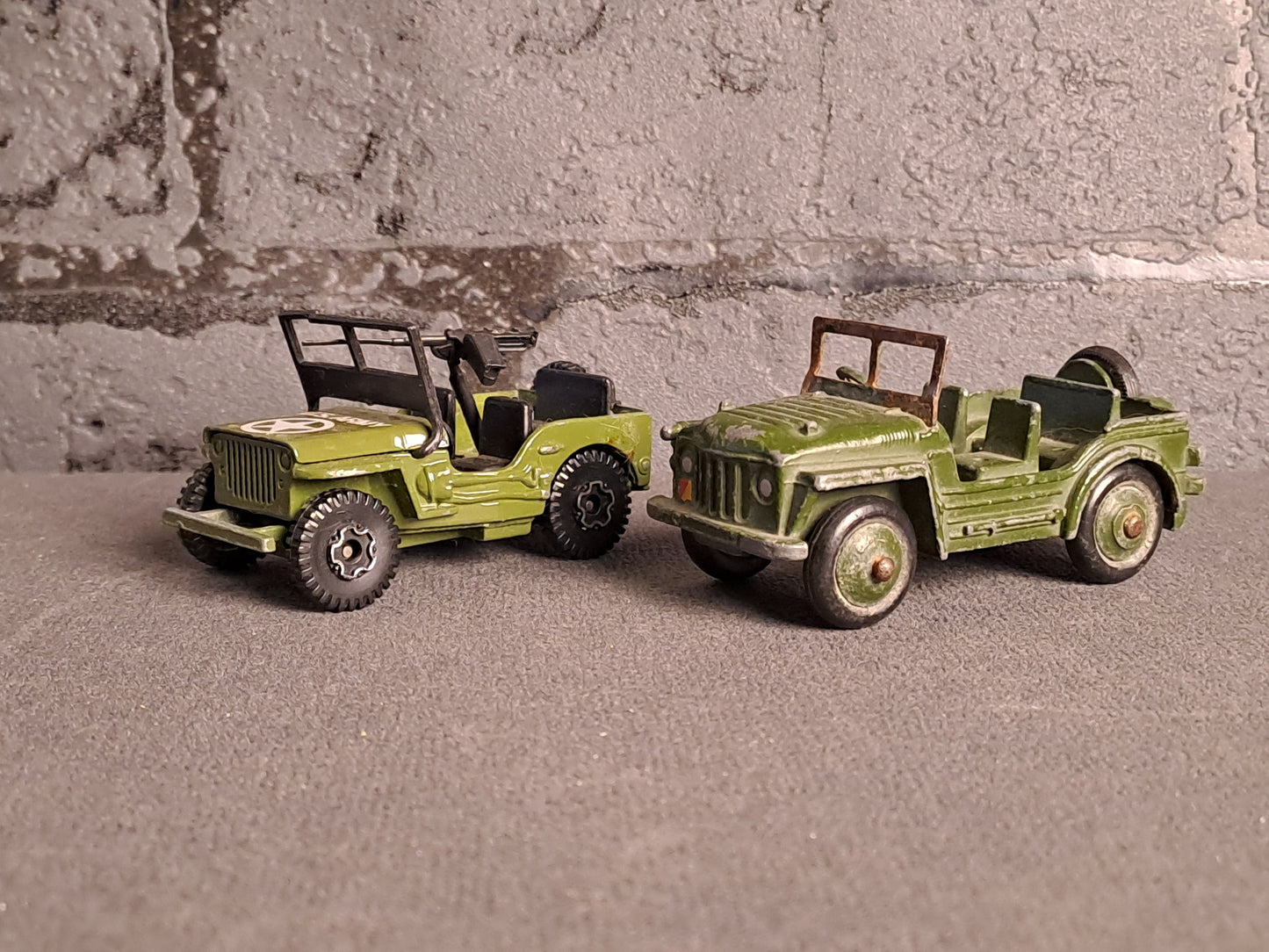 Dinky Toys and Play Art Military x2