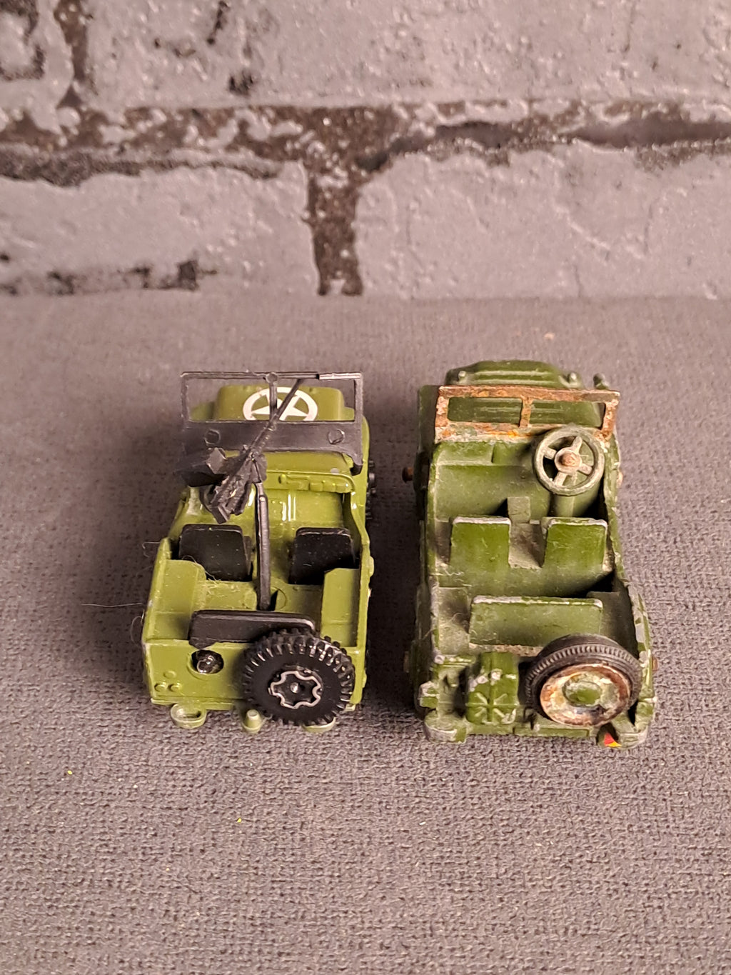 Dinky Toys and Play Art Military x2