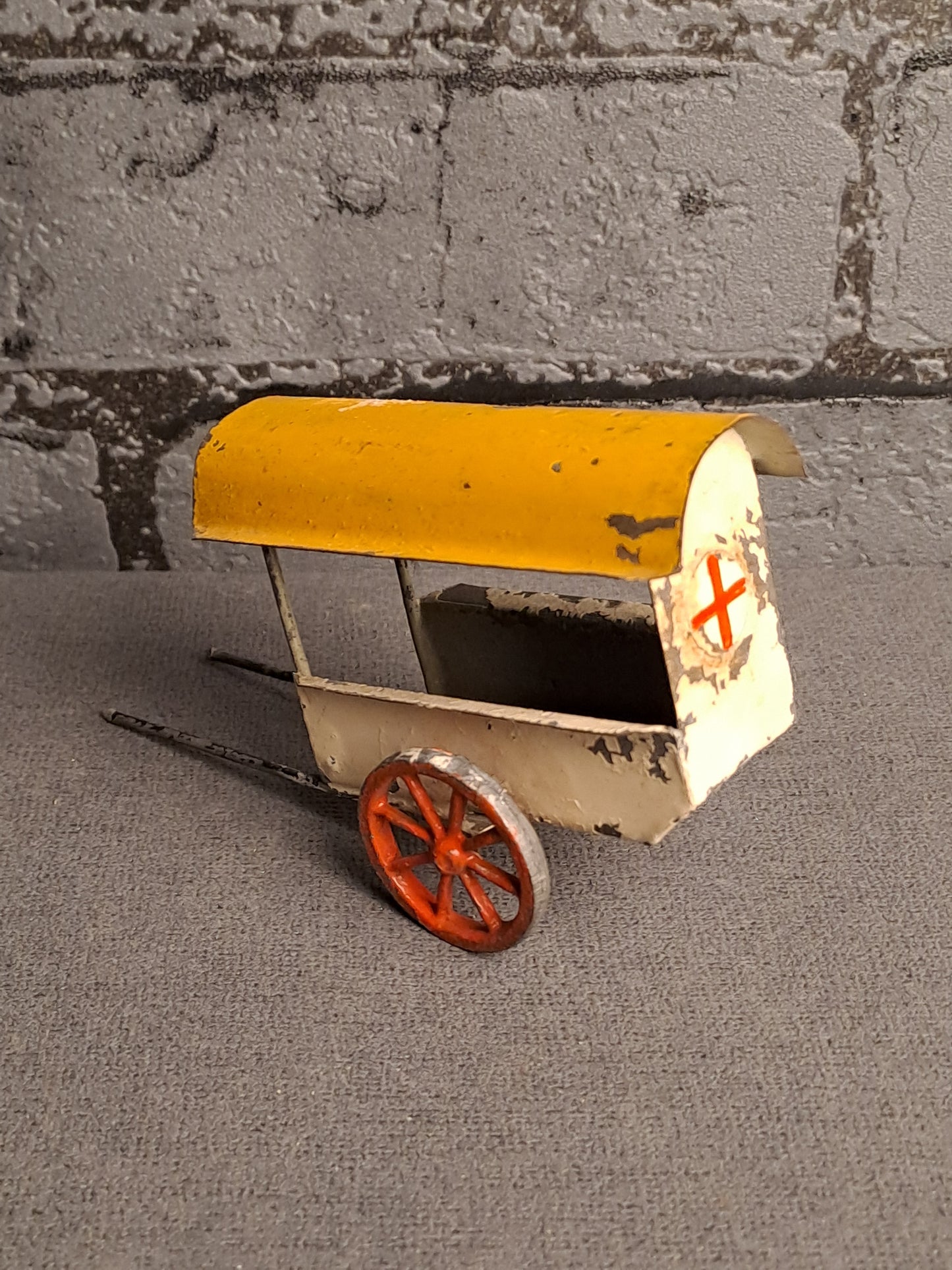 Red Cross Tin Carriage 1920's / Røde Kors Blik Vogn 1920'erne