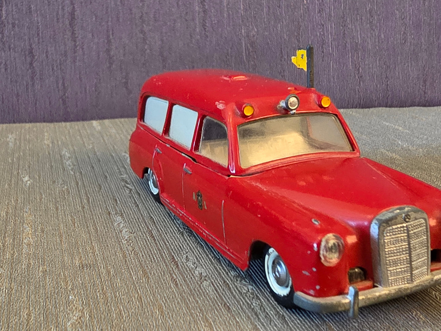 Tekno Mercedes Benz 220s Ambulance