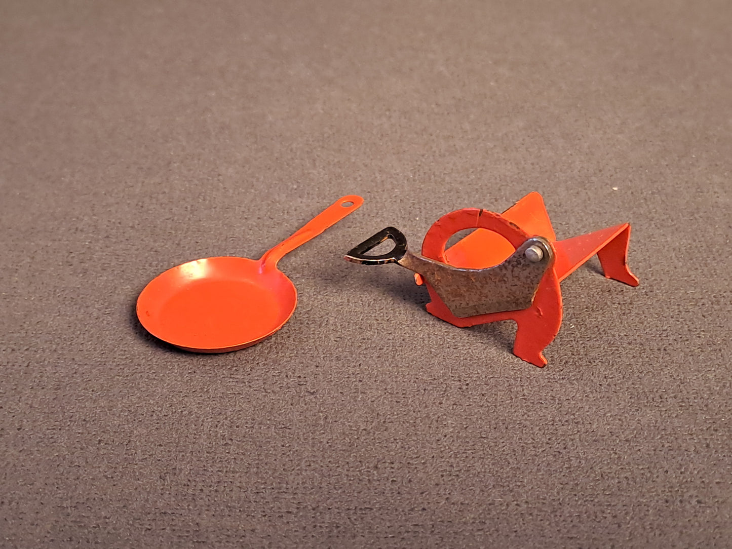 Tekno Denmark Miniature Gas Table and Kitchen Tools / Tekno Danmark Gasbord og Køkkenredskaber