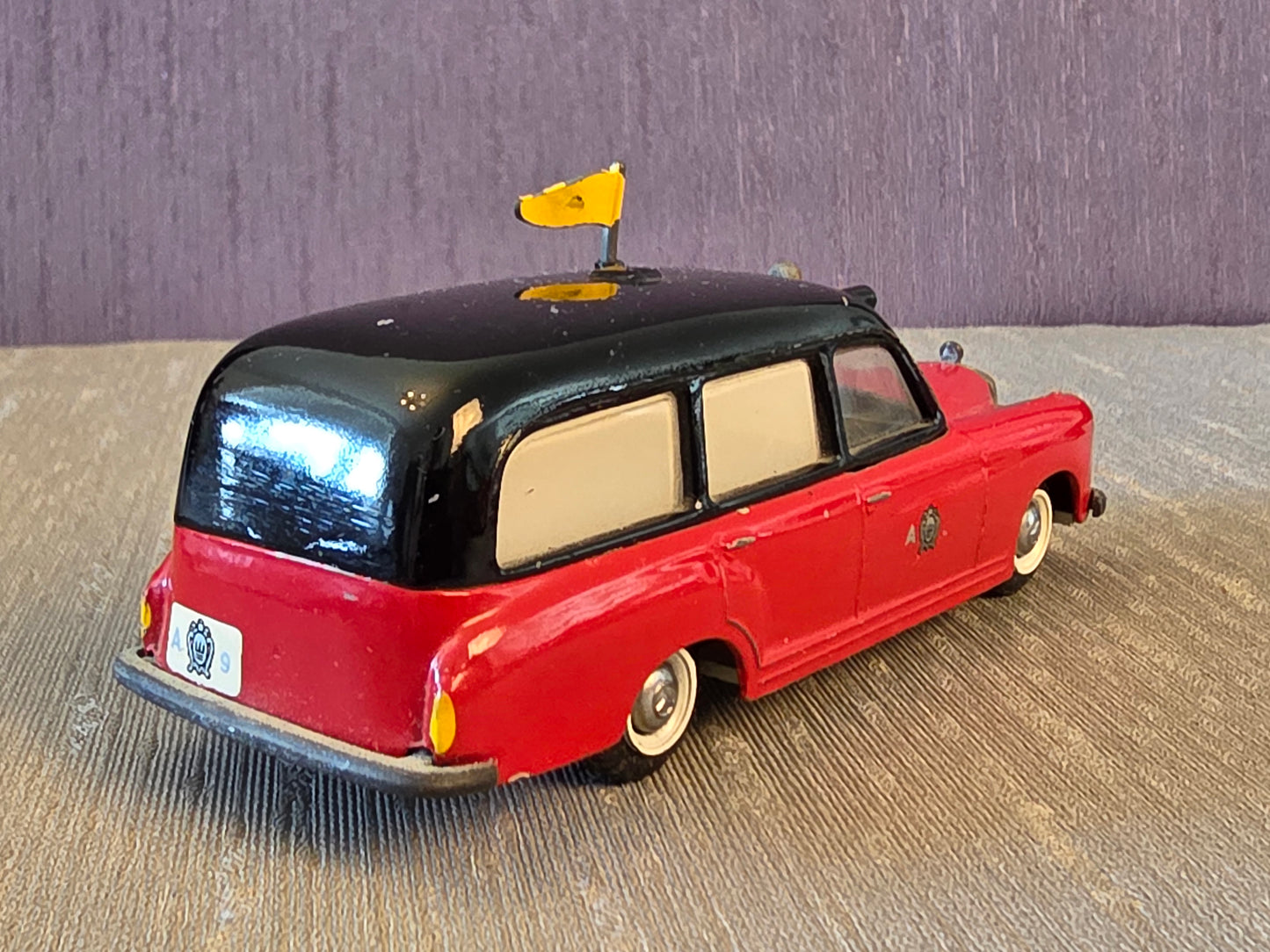 Tekno Mercedes Benz 220s Ambulance