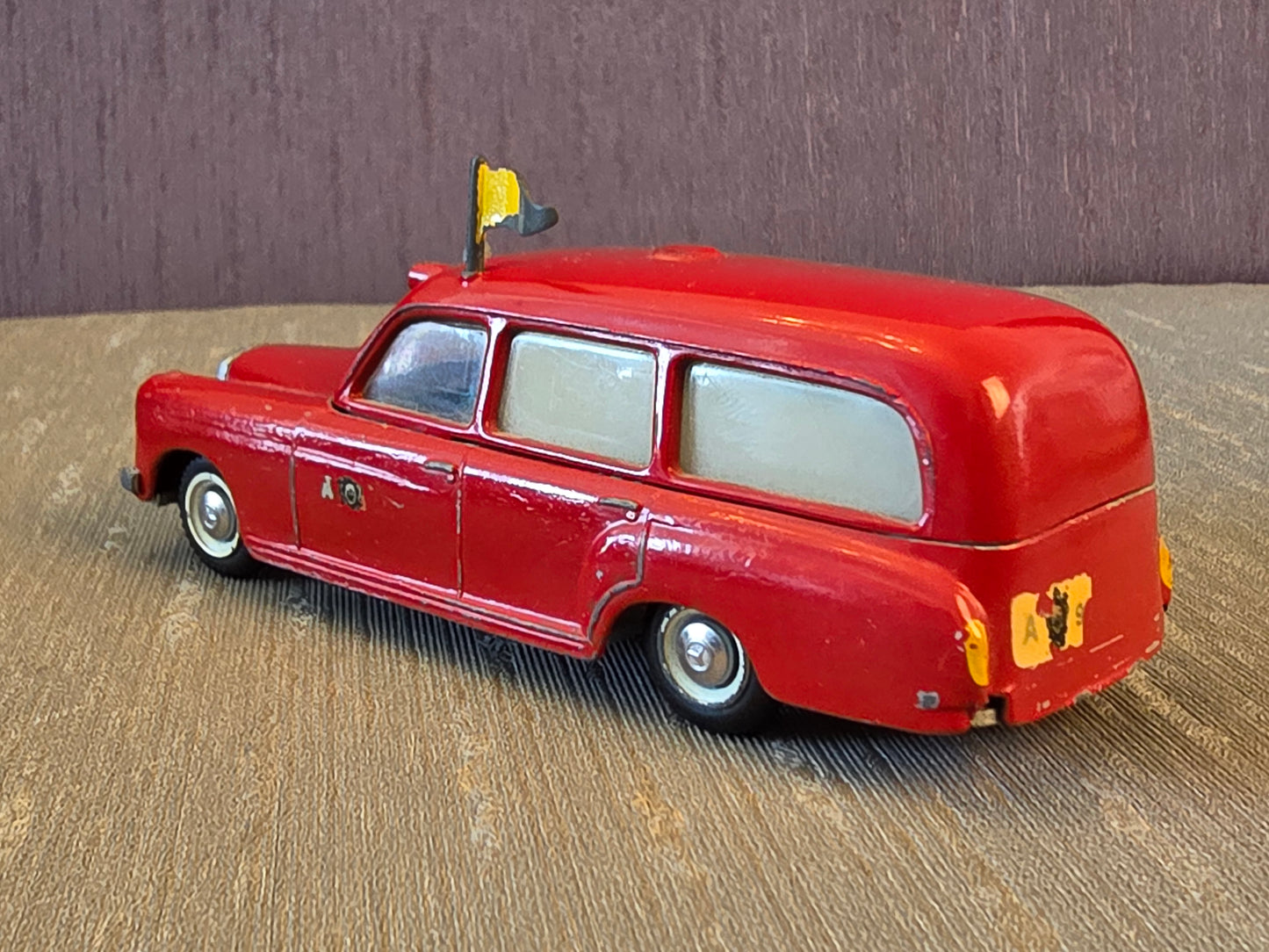 Tekno Mercedes Benz 220s Ambulance