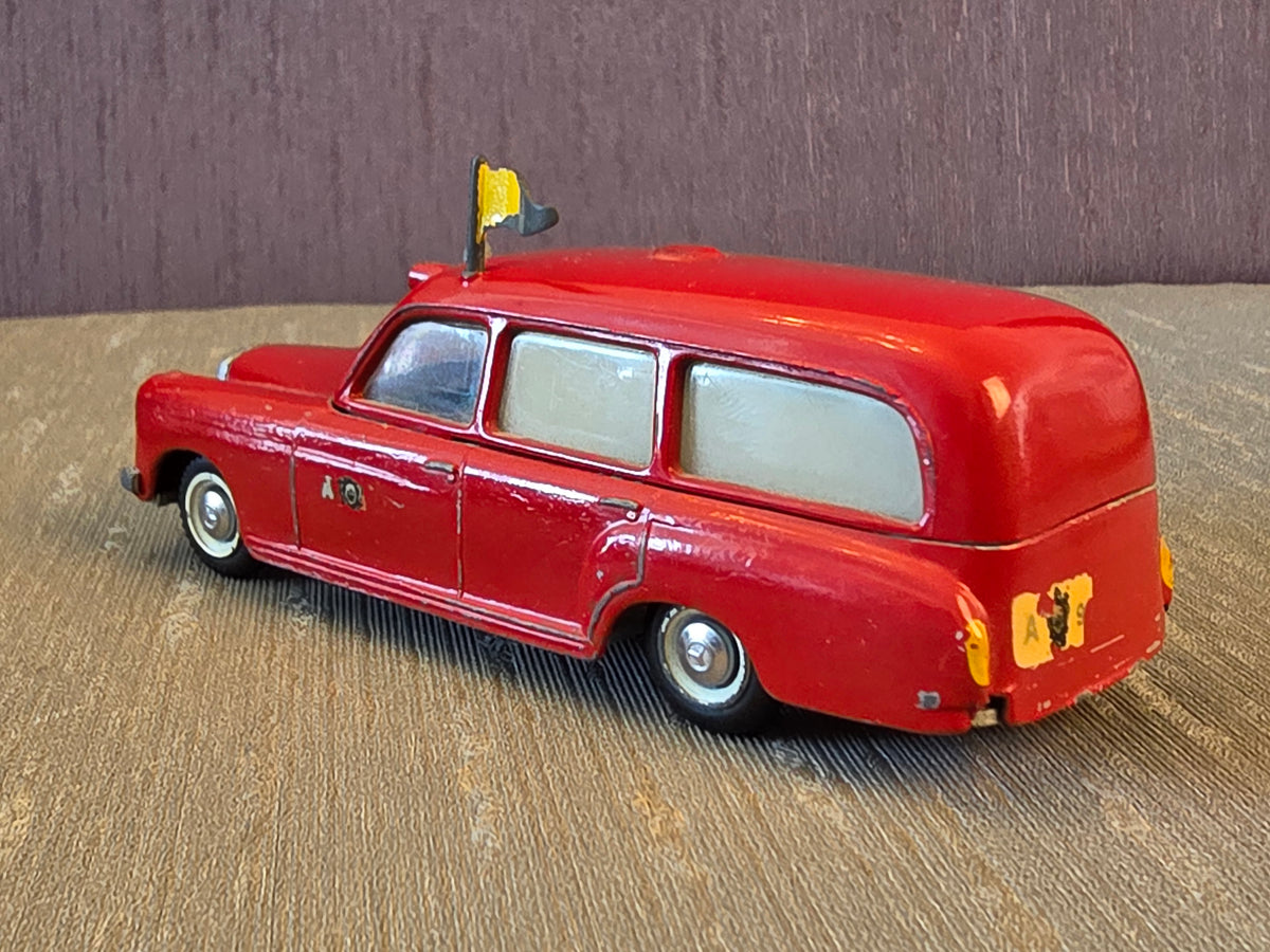 Tekno Mercedes Benz 220s Ambulance