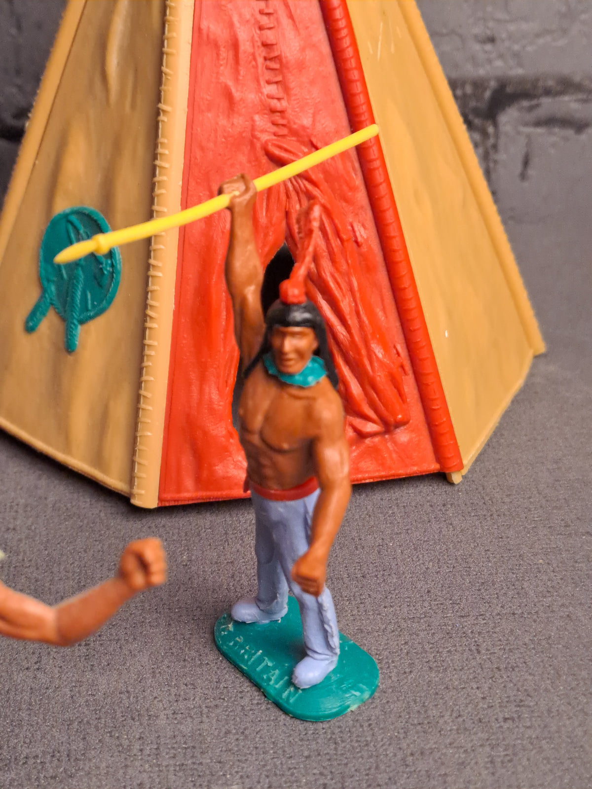 Timpo Toys Indians with Tent and Leather Stretch / Timpo Toys Indianere med Telt og Skind