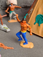 Timpo Toys Indians with Tent and Leather Stretch / Timpo Toys Indianere med Telt og Skind