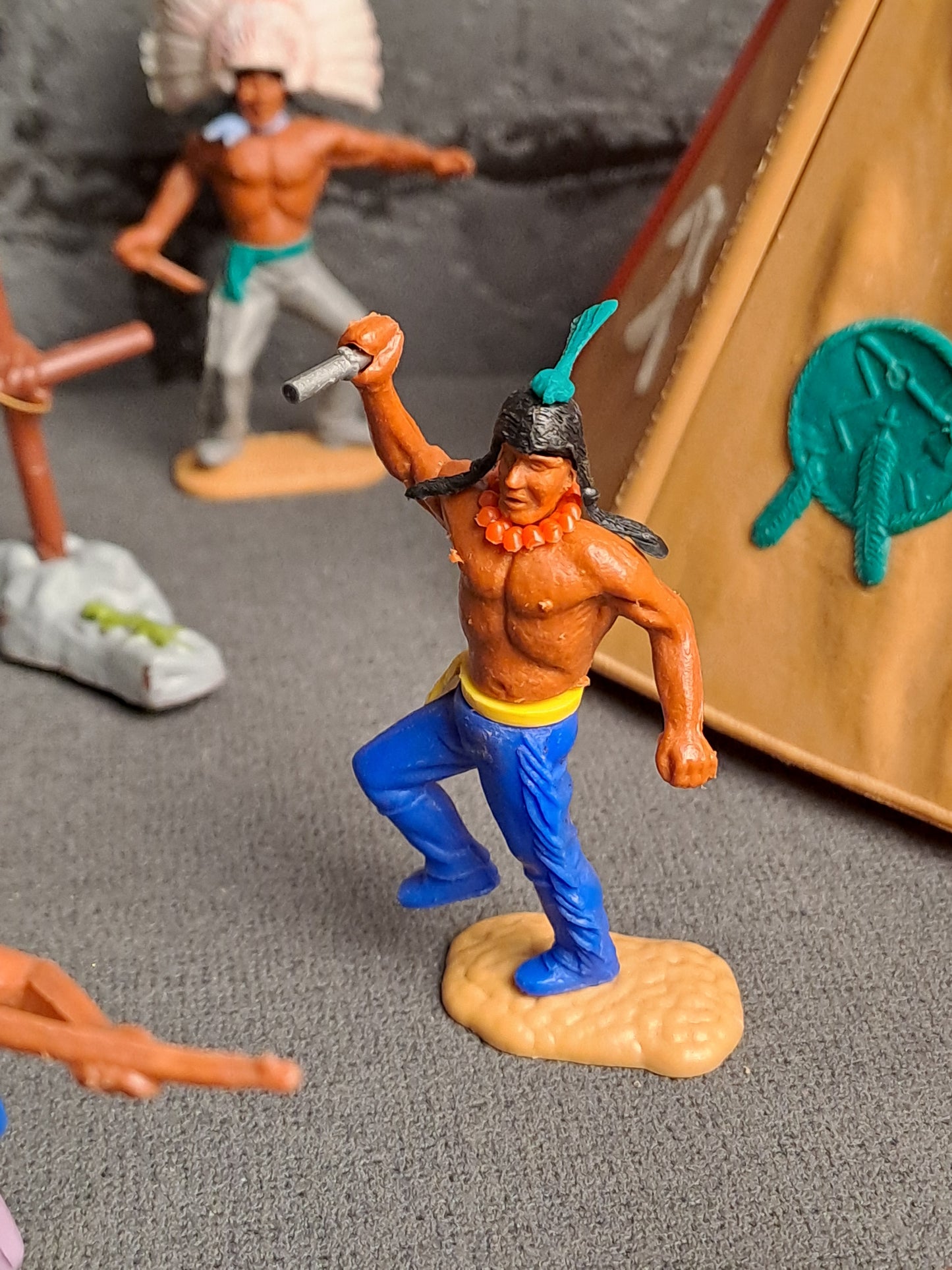 Timpo Toys Indians with Tent and Leather Stretch / Timpo Toys Indianere med Telt og Skind