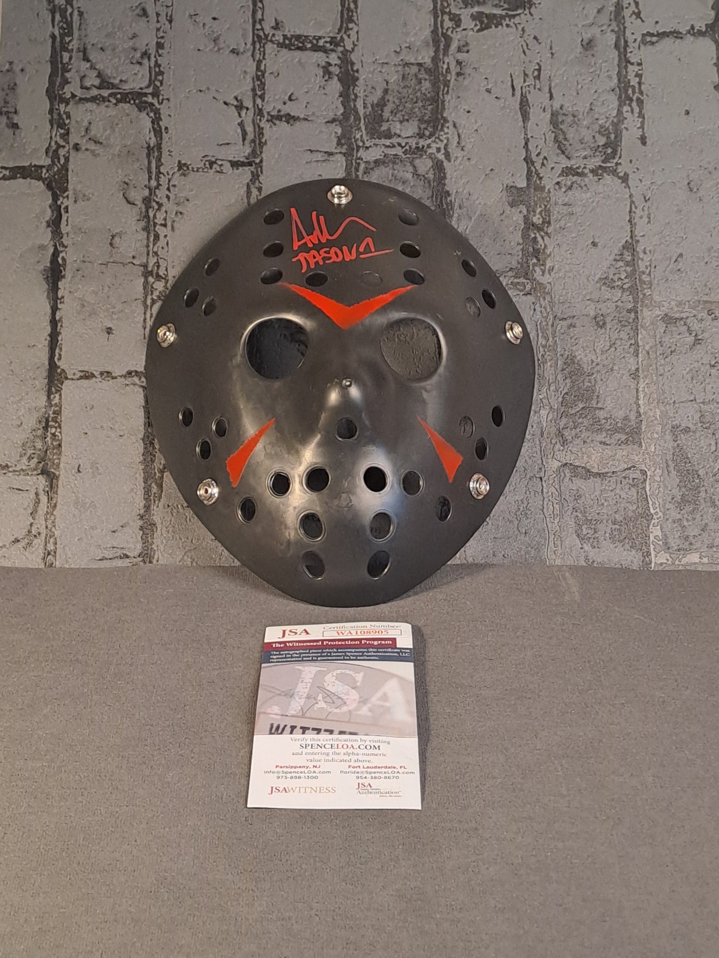 Friday The 13th Ice Hockey Mask with Autograph / Fredag D. 13. Ishockey Maske med Autograf