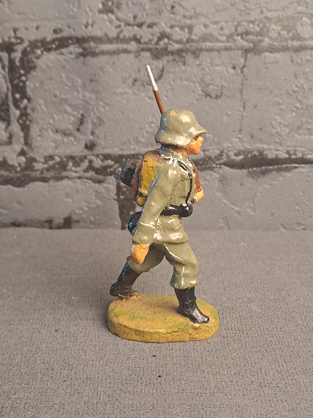 Elastolin German Soldier Marching / Elastolin Tysk Marcherende Soldat