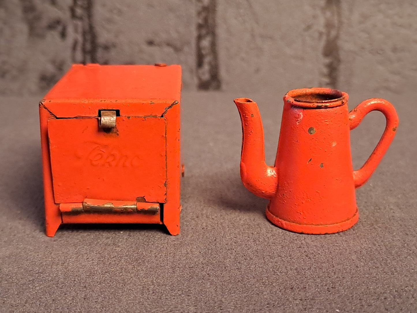 Tekno Denmark Miniature Gas Table and Kitchen Tools / Tekno Danmark Gasbord og Køkkenredskaber