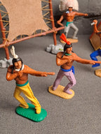 Timpo Toys Indians with Tent and Leather Stretch / Timpo Toys Indianere med Telt og Skind