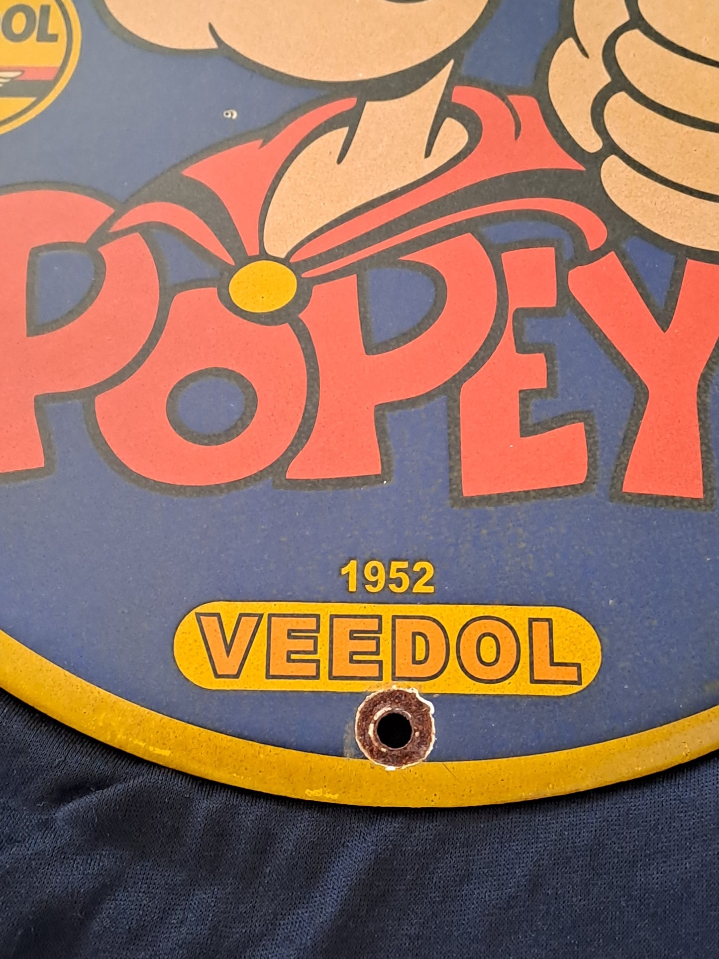 Veedol Motoroil Enamel Sign with Popeye / Veedol Motoroil Emaljeskilt med Skipper Skræk