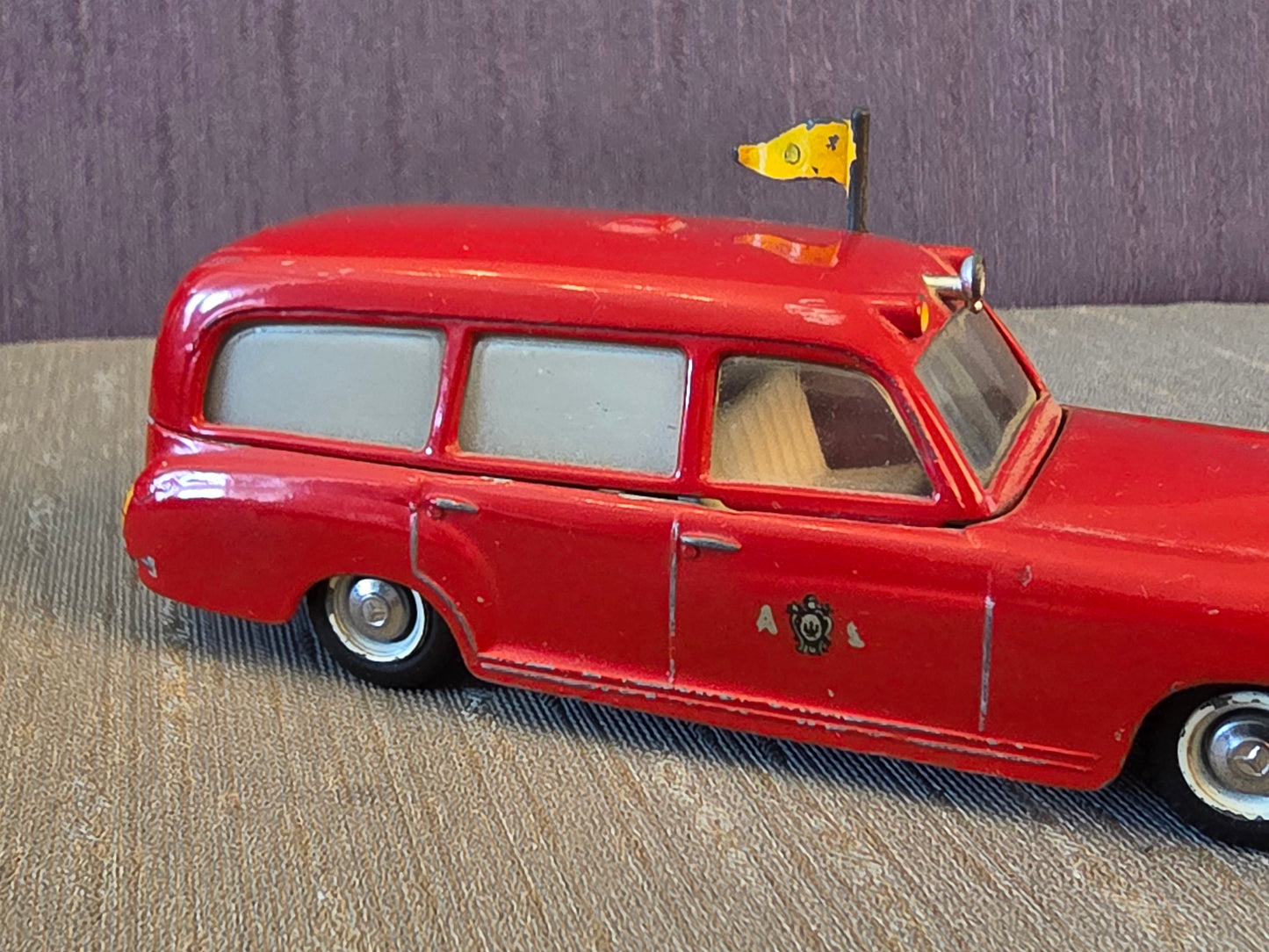 Tekno Mercedes Benz 220s Ambulance