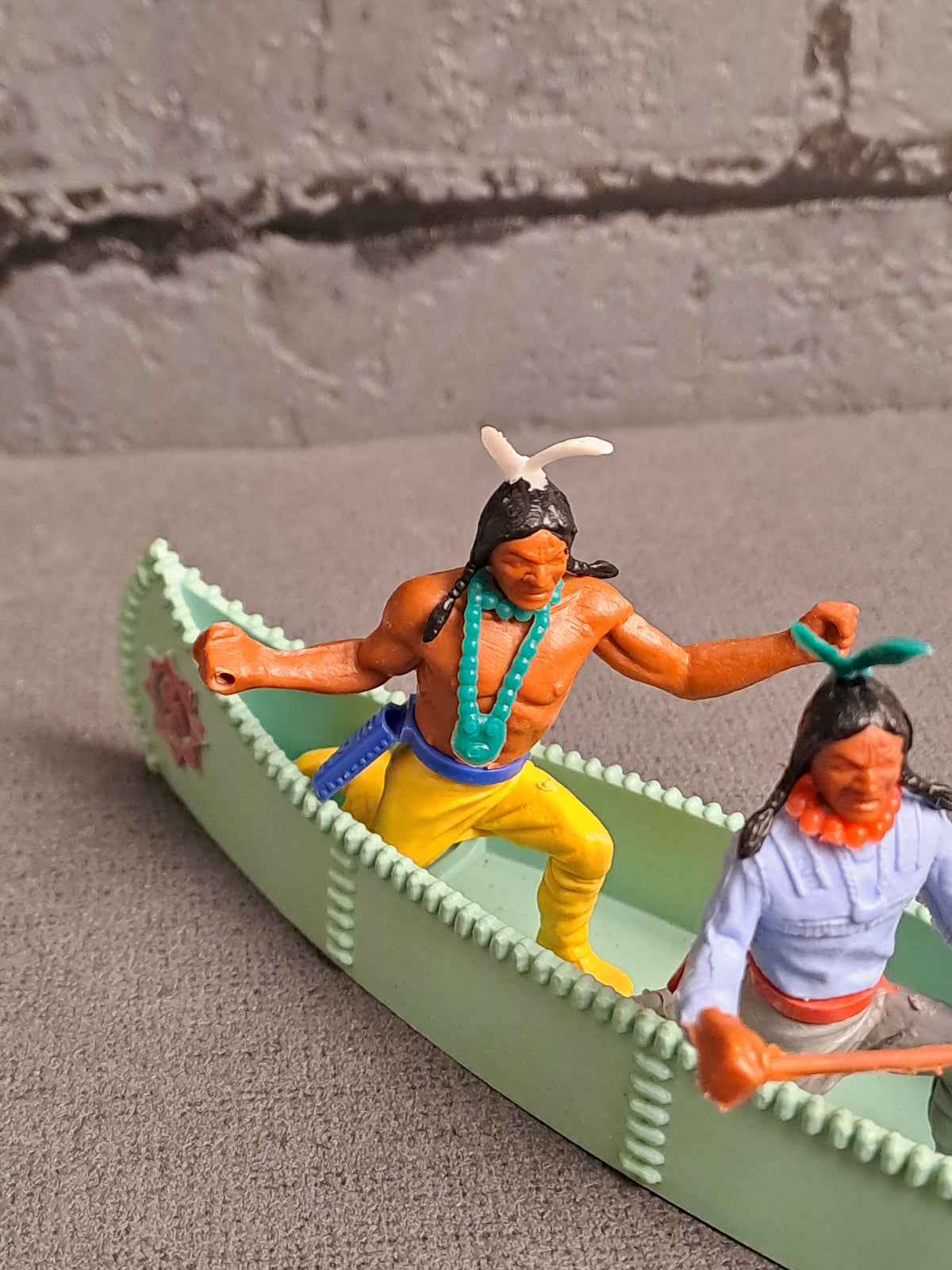 Timpo Toys Indians in Canoe / Timpo Toys Indianere i Kano