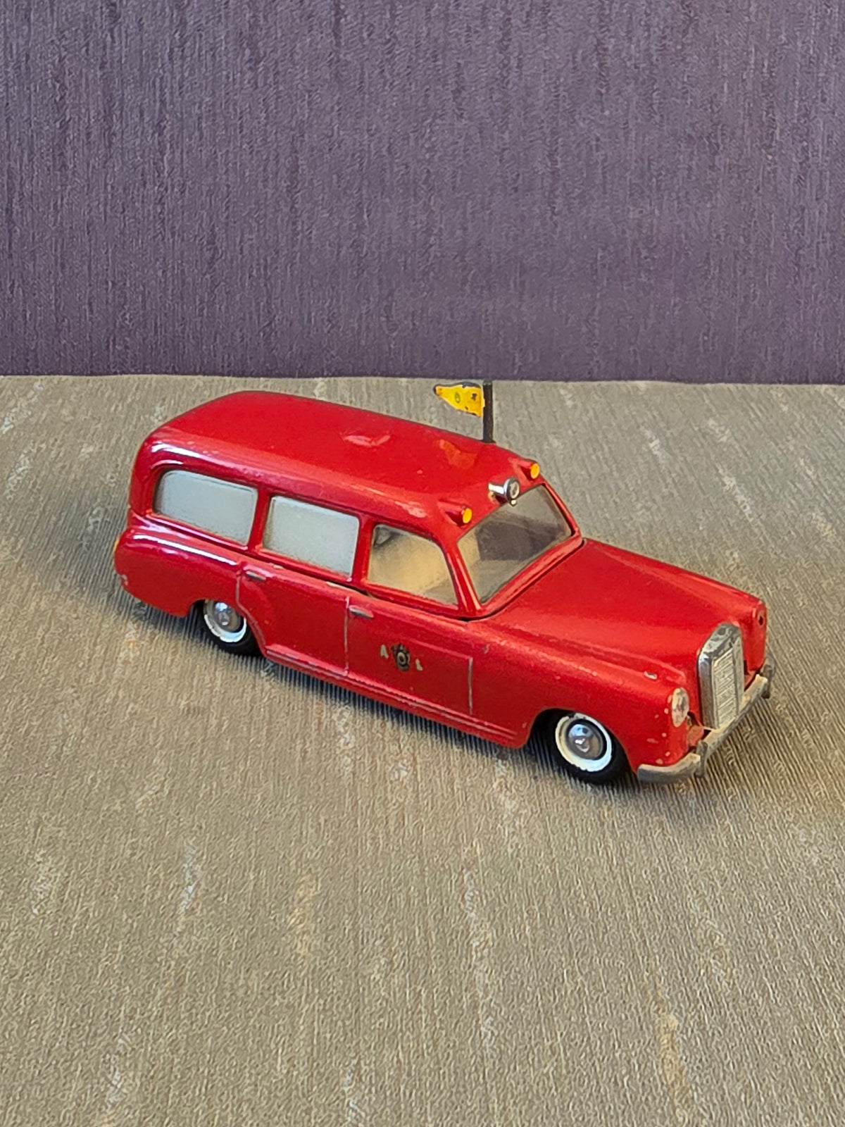 Tekno Mercedes-Benz 220S Ambulance