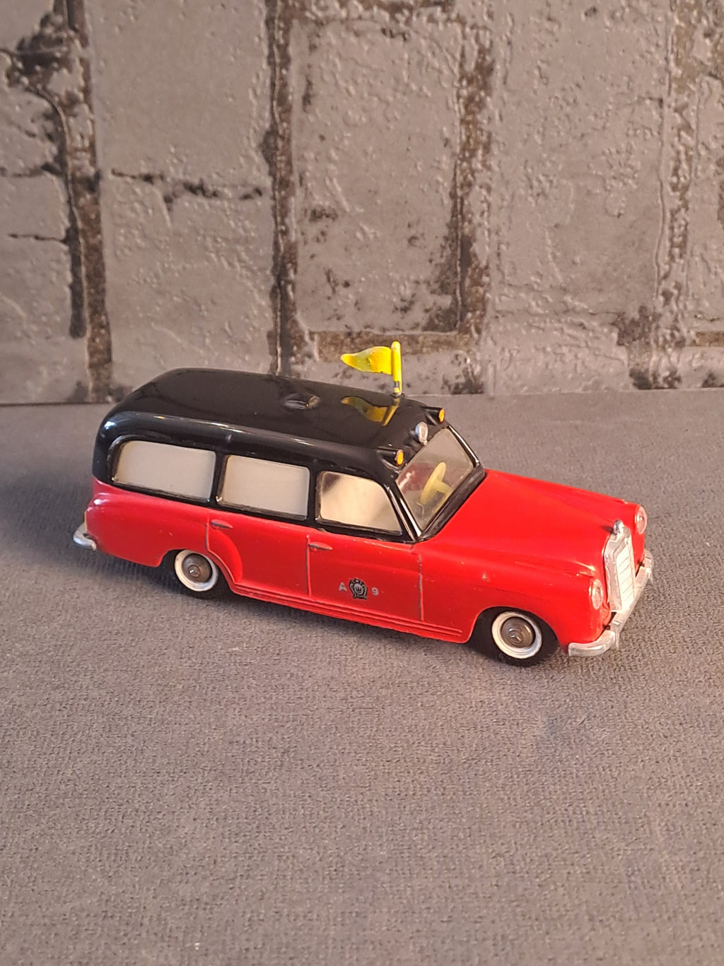 Tekno Denmark Mercedes-Benz 220S Ambulance