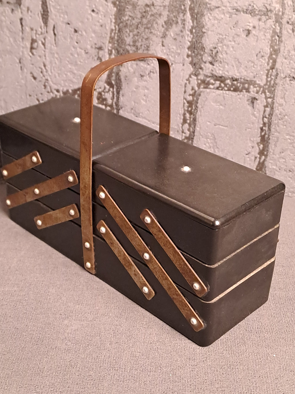 Very Rare Bakelite Sewing Box / Meget Sjældent Bakelit Syskrin 1930erne