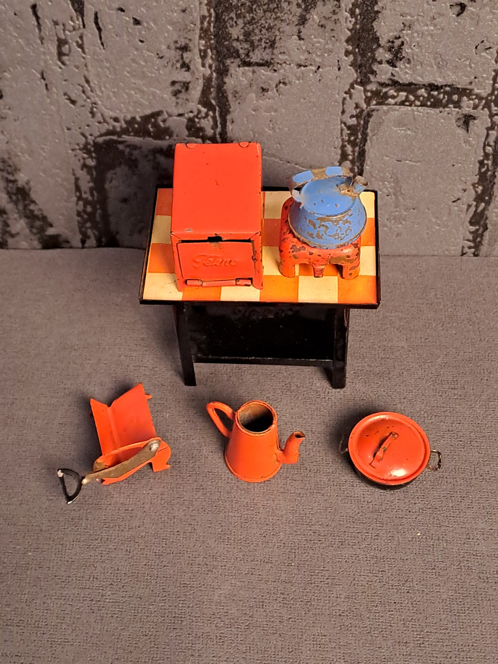 Tekno Denmark Miniature Gas Table and Kitchen Tools / Tekno Danmark Gasbord og Køkkenredskaber