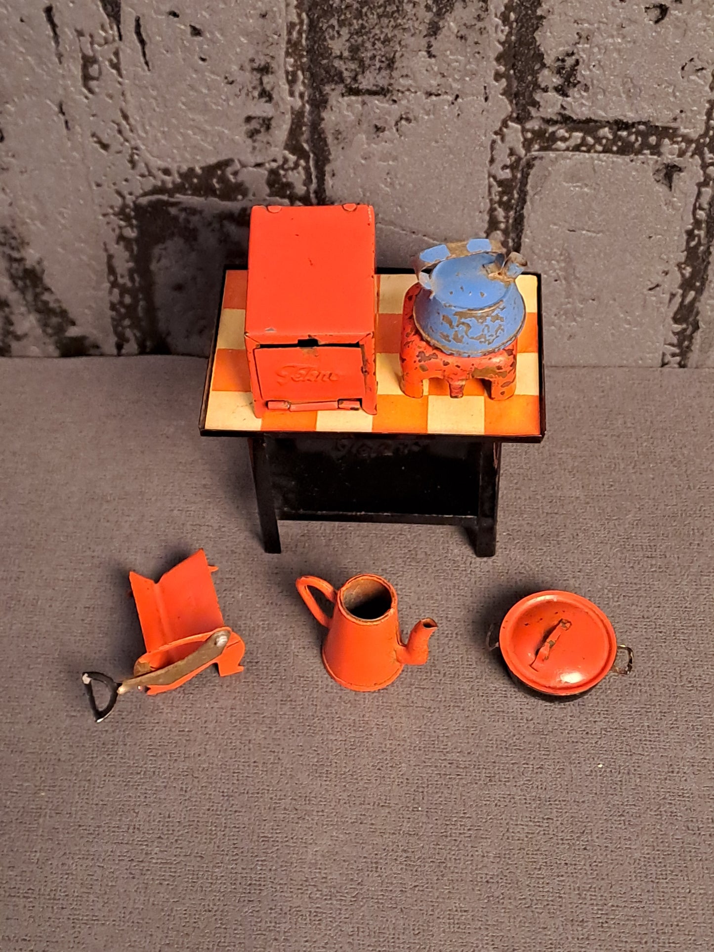Tekno Denmark Miniature Gas Table and Kitchen Tools / Tekno Danmark Gasbord og Køkkenredskaber
