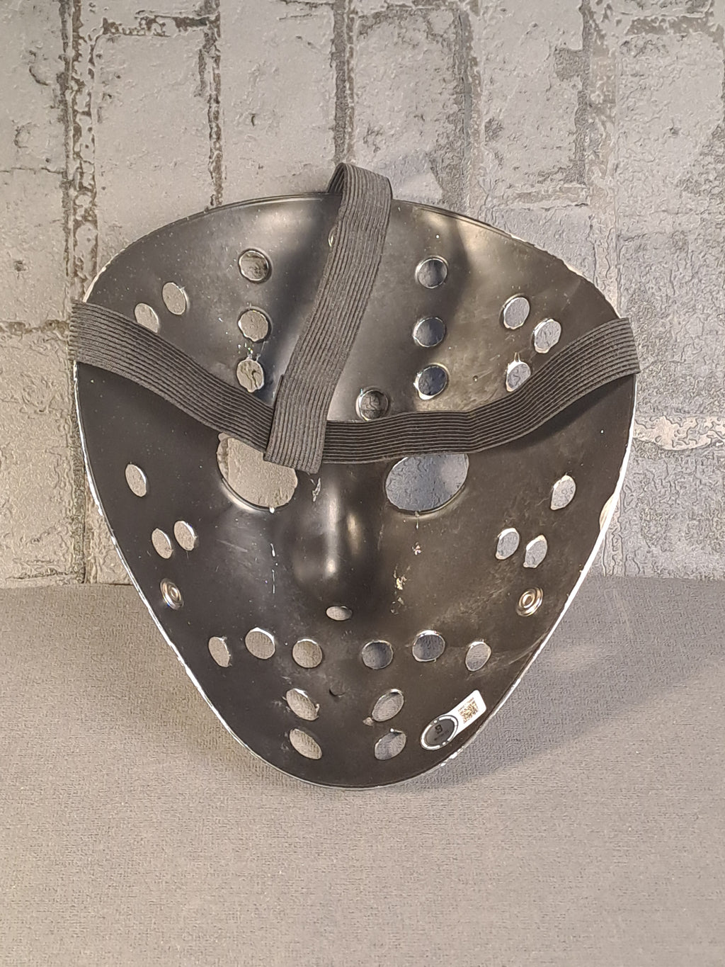 Friday The 13th Silver Ice Hockey Mask with Autograph / Fredag D. 13. Sølvfarvet Ishockey Maske med Autograf