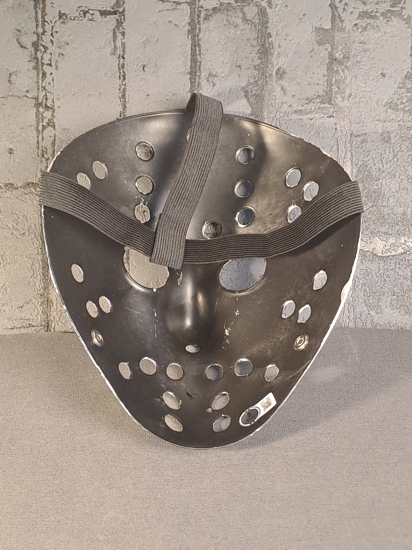 Friday The 13th Silver Ice Hockey Mask with Autograph / Fredag D. 13. Sølvfarvet Ishockey Maske med Autograf
