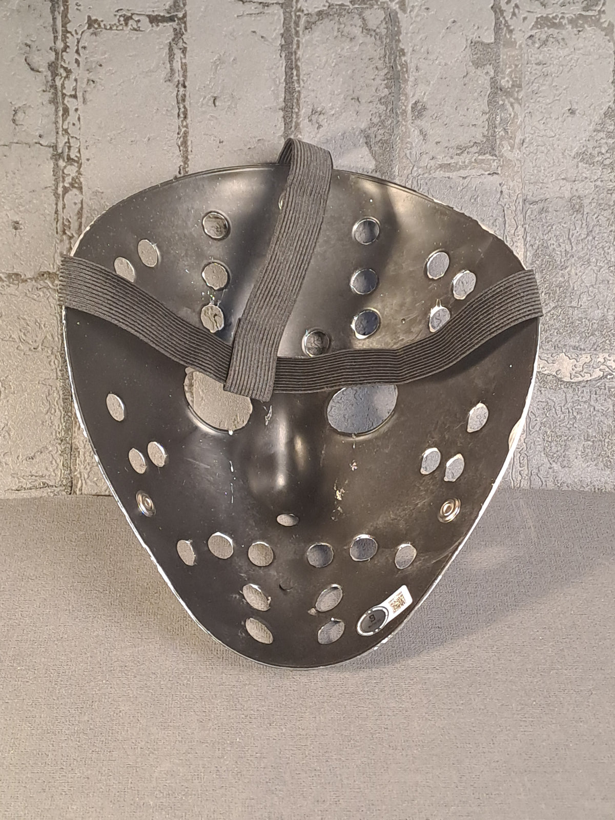 Friday The 13th Silver Ice Hockey Mask with Autograph / Fredag D. 13. Sølvfarvet Ishockey Maske med Autograf