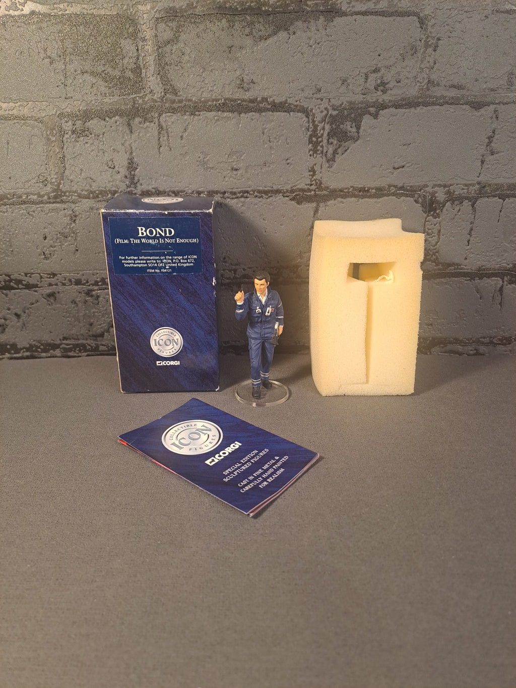 James Bond 007 Pierce Brosnan The World is Not Enough Figure Corgi Icon 1999