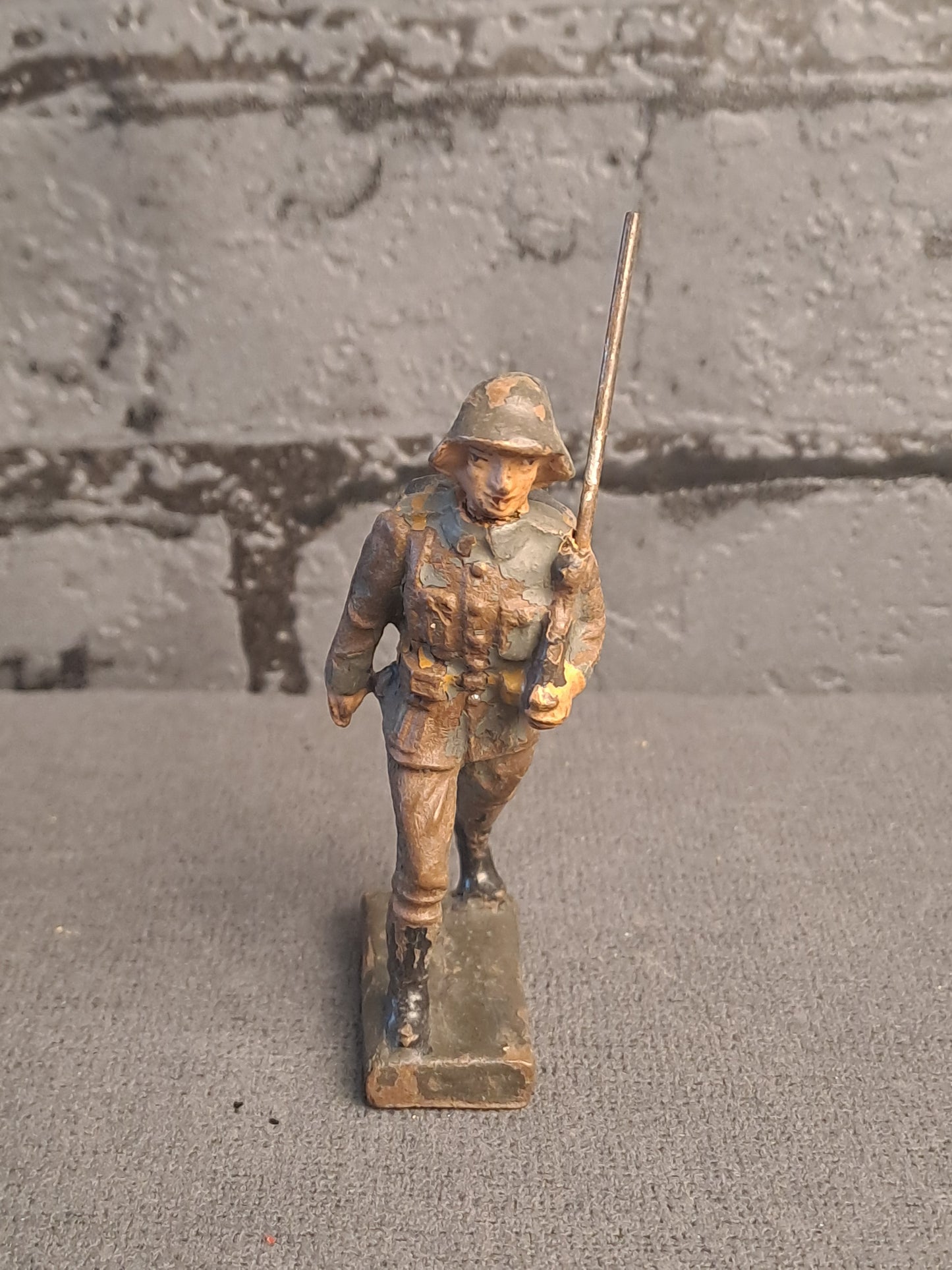 Lineol German Soldier Marching / Lineol Tysk Marcherende Soldat