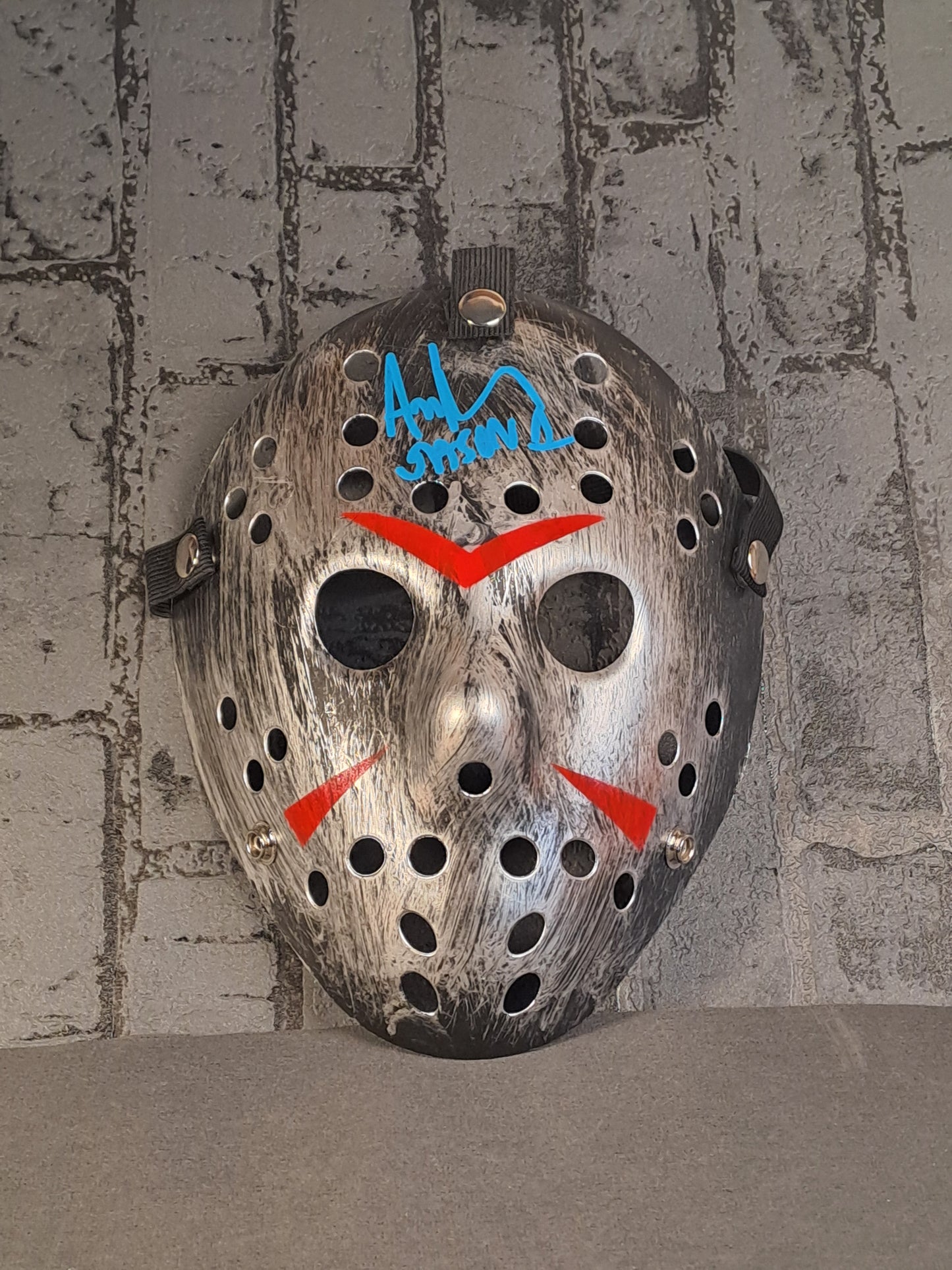 Friday The 13th Silver Ice Hockey Mask with Autograph / Fredag D. 13. Sølvfarvet Ishockey Maske med Autograf