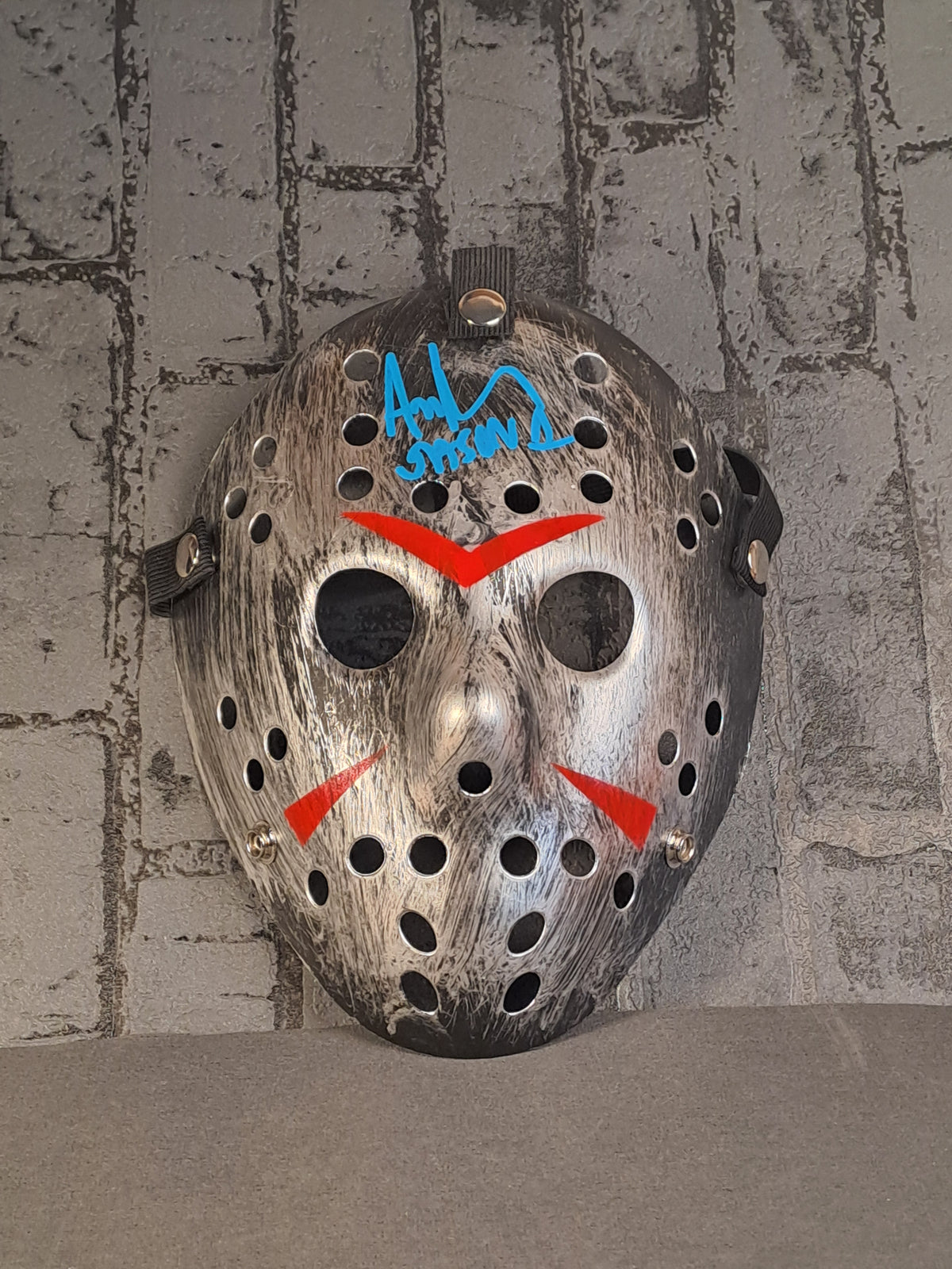 Friday The 13th Silver Ice Hockey Mask with Autograph / Fredag D. 13. Sølvfarvet Ishockey Maske med Autograf