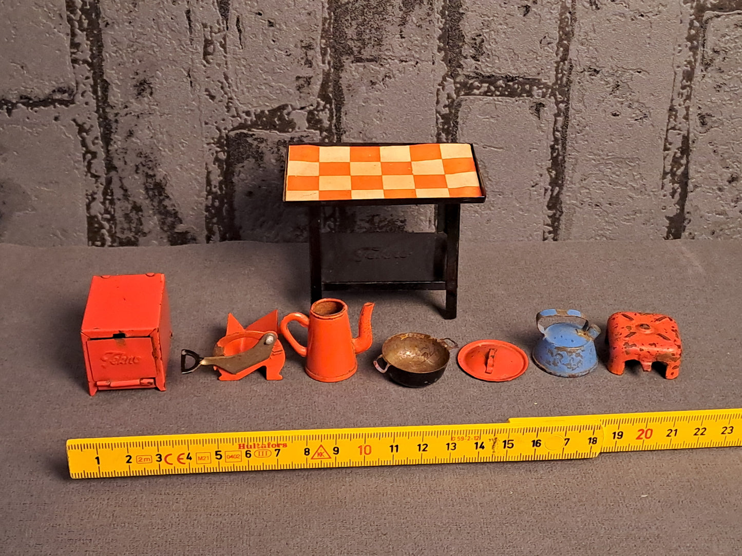 Tekno Denmark Miniature Gas Table and Kitchen Tools / Tekno Danmark Gasbord og Køkkenredskaber