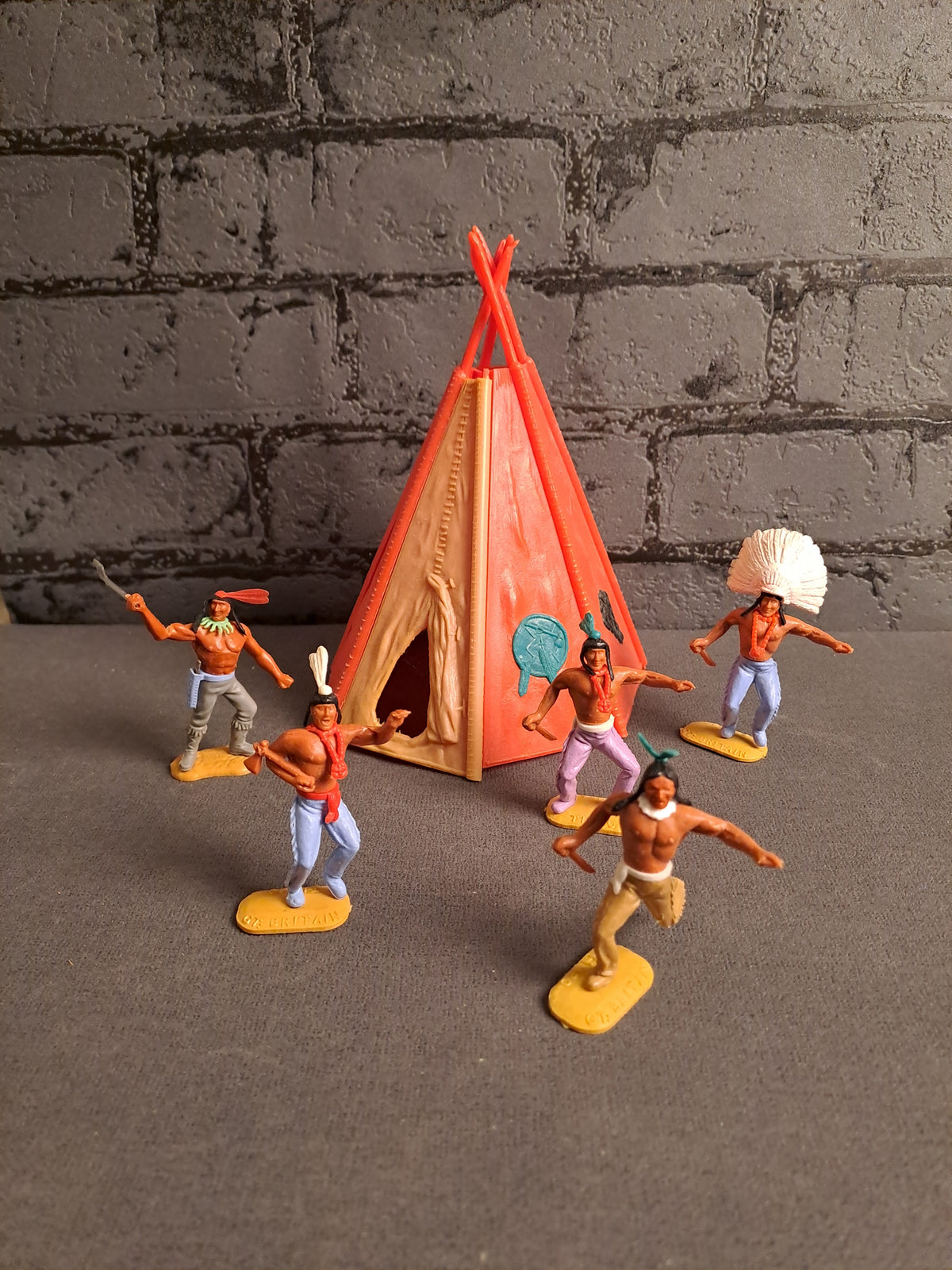 Timpo Toys Teepee and Indians