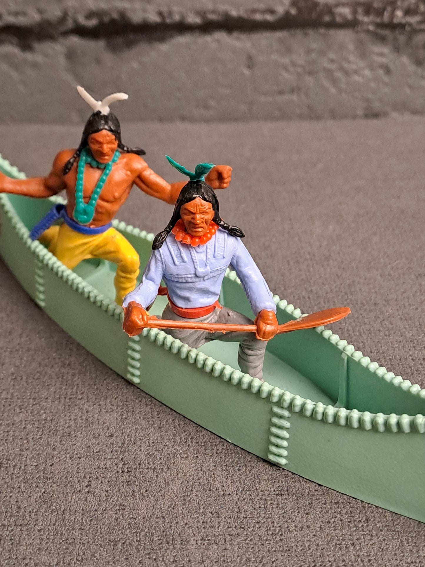 Timpo Toys Indians in Canoe / Timpo Toys Indianere i Kano