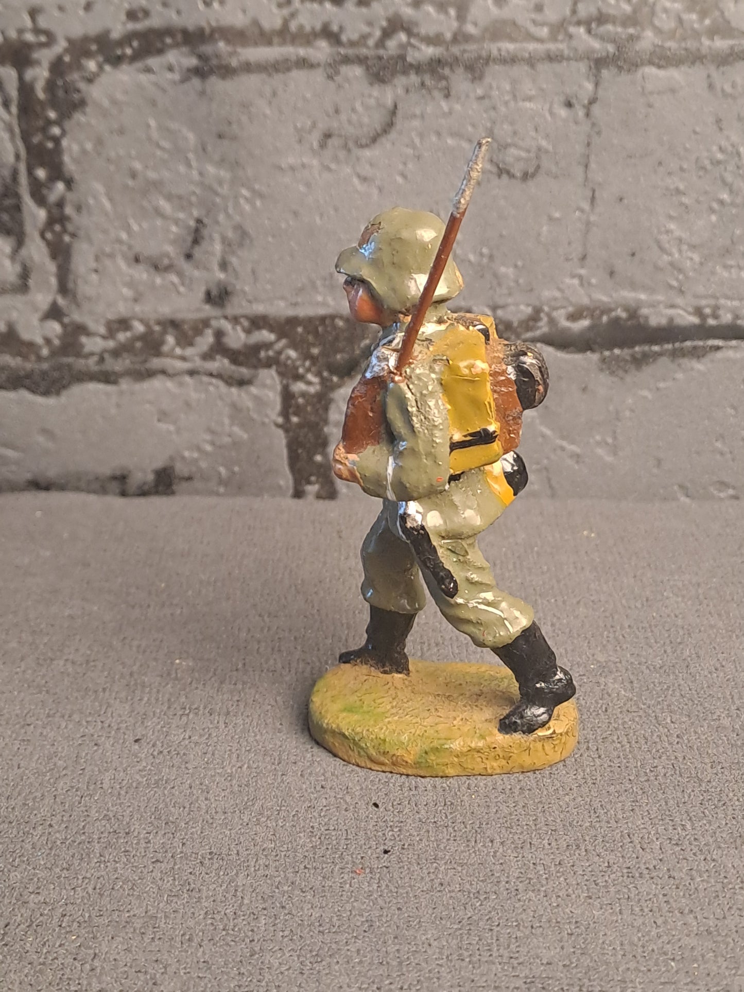 Elastolin German Soldier Marching / Elastolin Tysk Marcherende Soldat