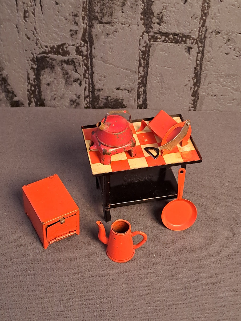Tekno Denmark Miniature Gas Stove and Kitchen Utensils