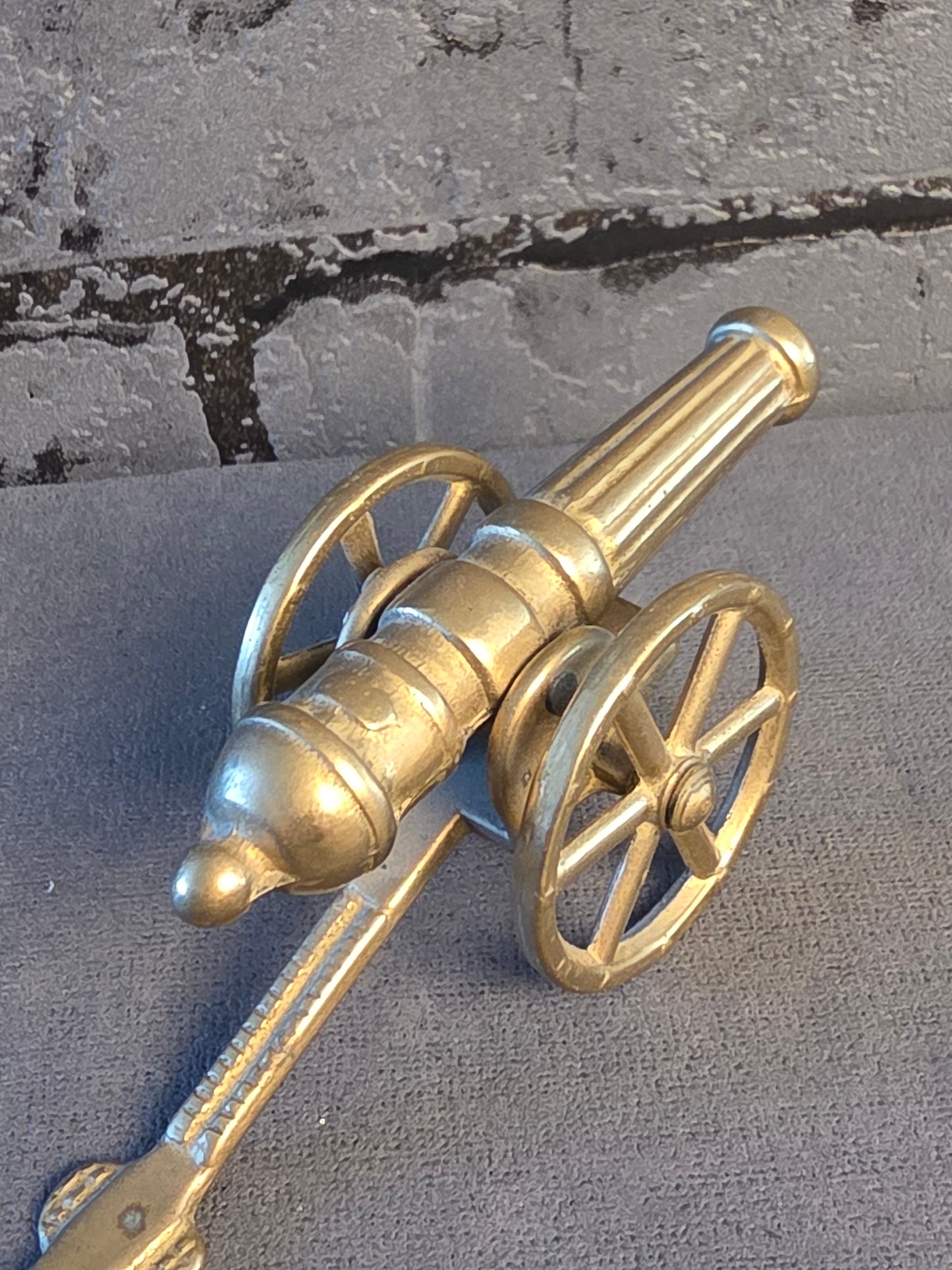 Antik Kanon i Messing. 12 cm.