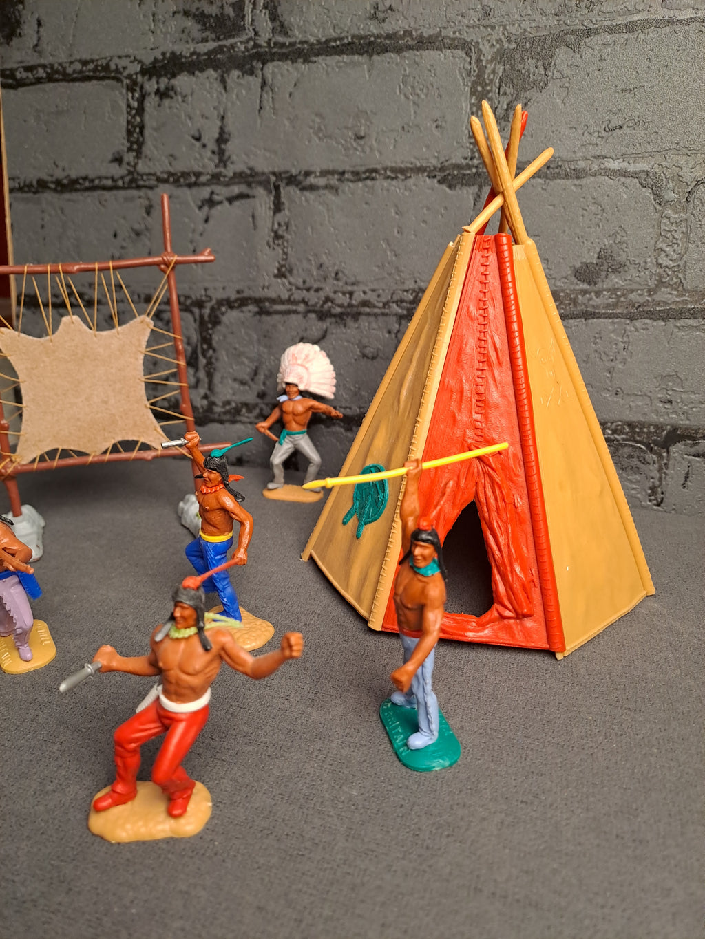 Timpo Toys Indians with Tent and Leather Stretch / Timpo Toys Indianere med Telt og Skind