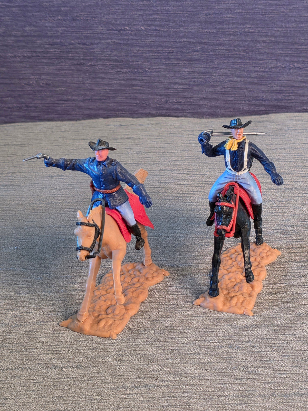 Timpo Toys U.S. Kavaleri 2 Soldater på Hest / Timpo Toys U.S. Cavalry 2 Soldiers on Horse
